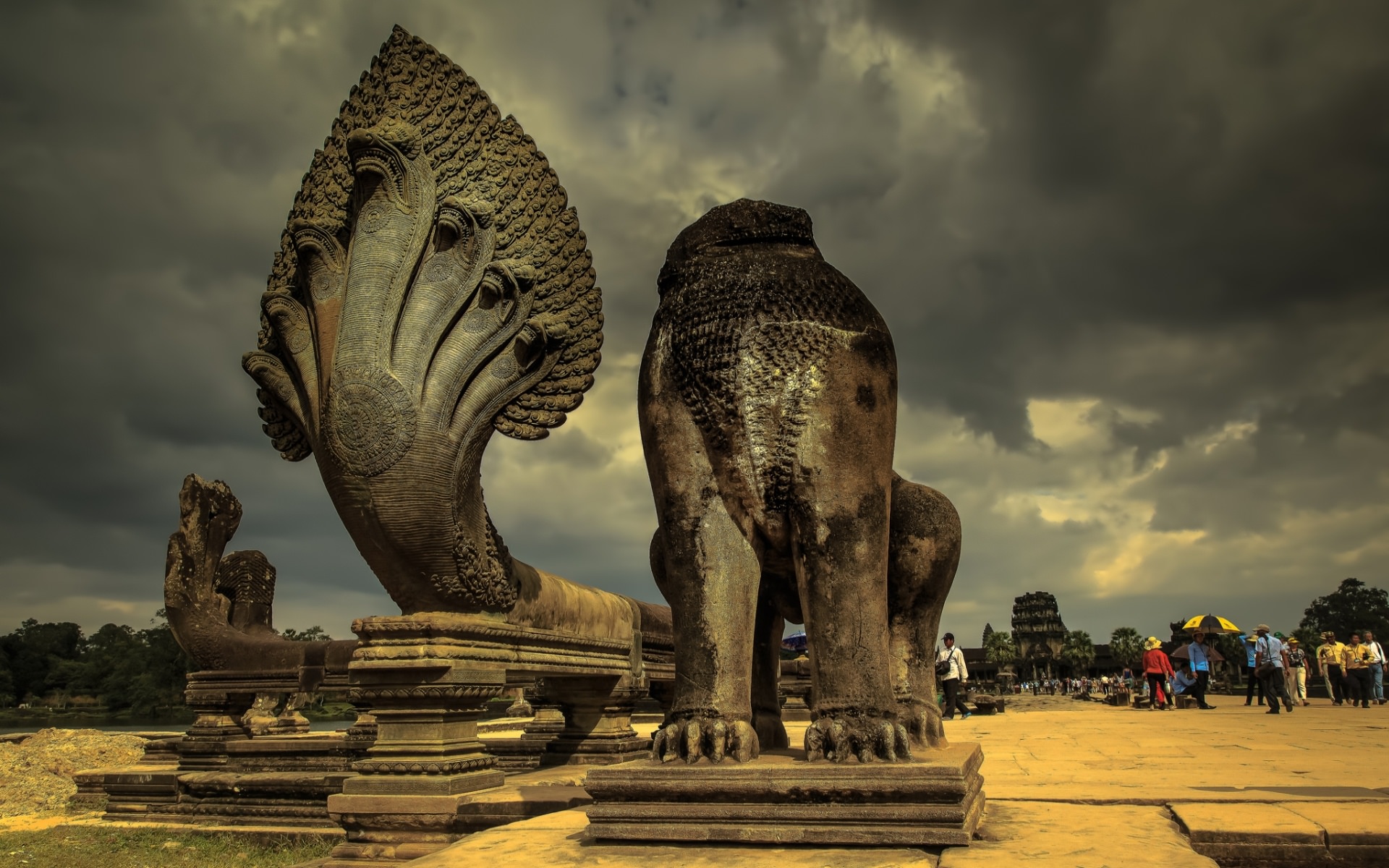 Храмовый комплекс со скульптурой золотого лотоса. Ангкор-ват Камбоджа. Ангкор-ват храмовый комплекс в Камбодже. Семиглавый змей Ангкор ват. Ангкор-ват скульптуры.