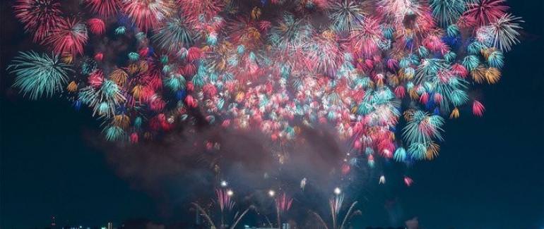 Летние праздники волшебных фейерверков в Японии 